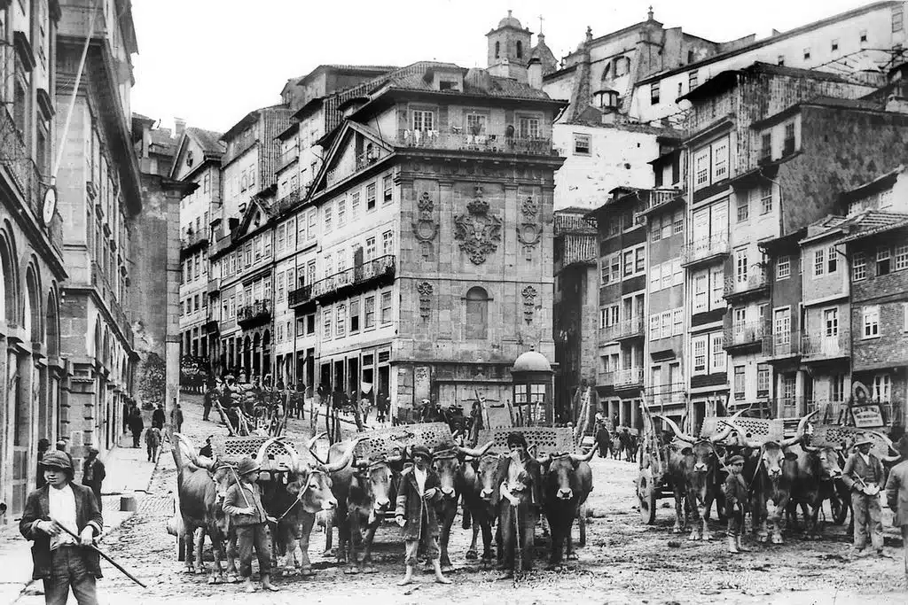 > Sur Praça de Ribeira dans les années 1920/1930 (?) à Porto. Photo de Domingos Alvão.