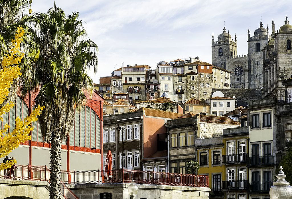 Cathédrale de Porto au sommet d’une colline de la Vieille Ville. Photo de Fred Bigio