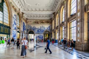 Gare de Porto-São Bento : Azulejos et train pour la plage