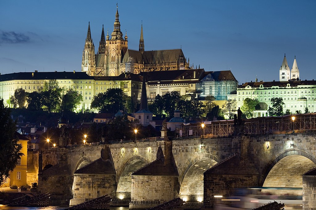 Vue sur le Château de Prague perché dans le quartier de Hradcany. Photo de Jorge Royan