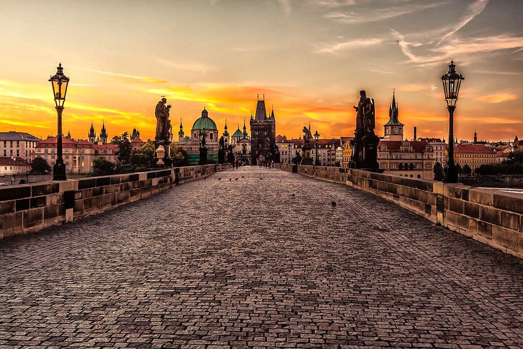 Pont Charles entre le centre historique et le quartier de Mala Strana à Prague - Photo de Valerii Tkachenko