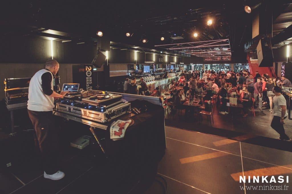 Dans le Ninkasi de Gerland à Lyon : Bière, burger, DJ. Crédit photos : Gaétan Clément