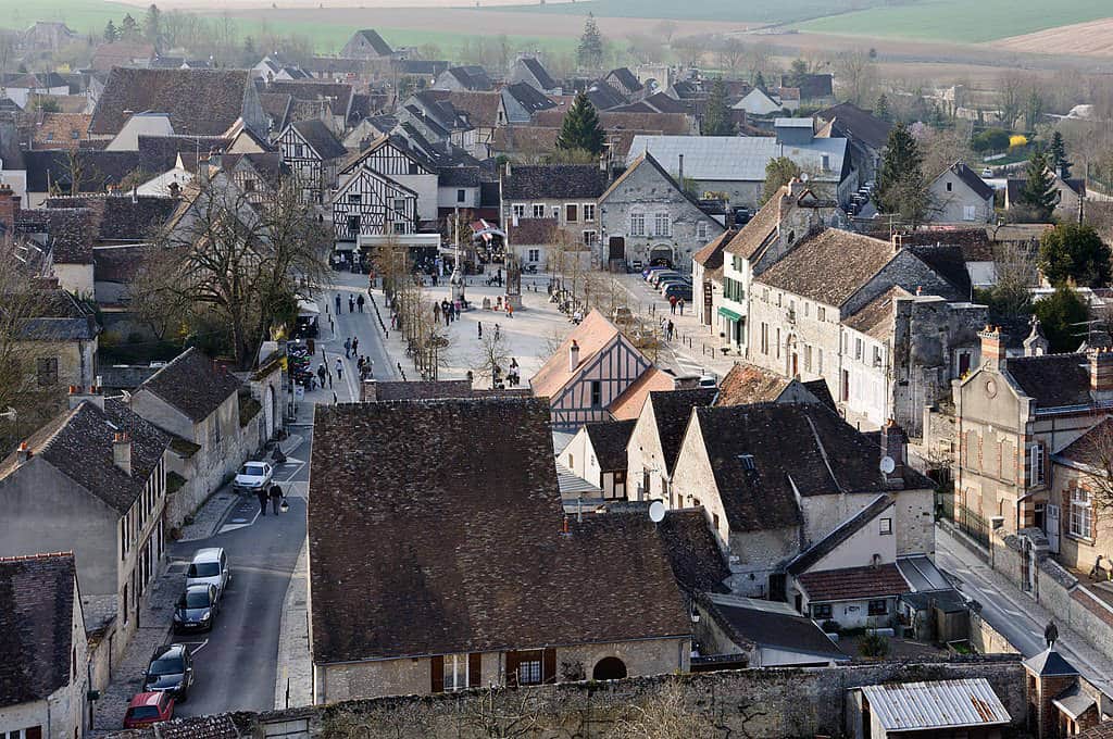 PLace du Chateal dans la haute ville de Provins - Photo de Myrabella - Wikicommons Licence ccbysa 3.0