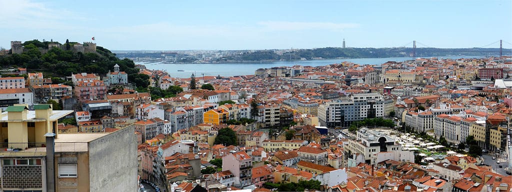 Vue sur Lisbonne et ses quartiers depuis le belvédère de Graça. Photo de Reino Baptista