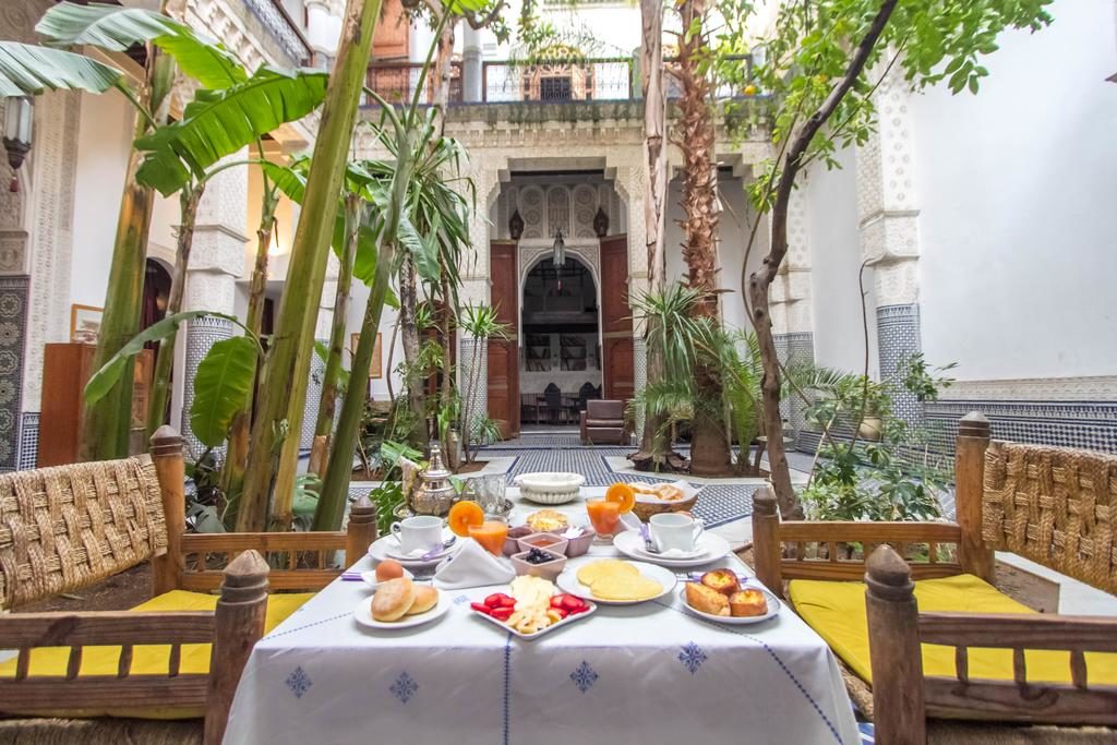 Belle cour intérieure de l'hôtel Riad Les Oudayas à Fès. Une bonne adresse pas chère à Fès.