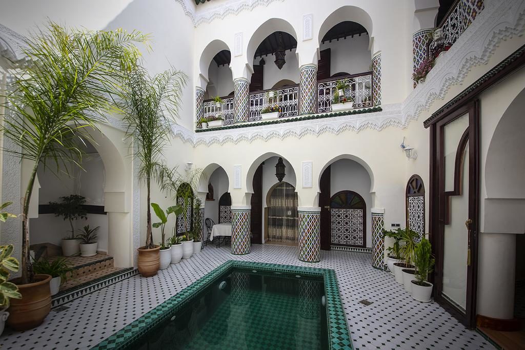 Patio-piscine dans l'hotel de charme Riad Maison Belbaraka à Marrakech.