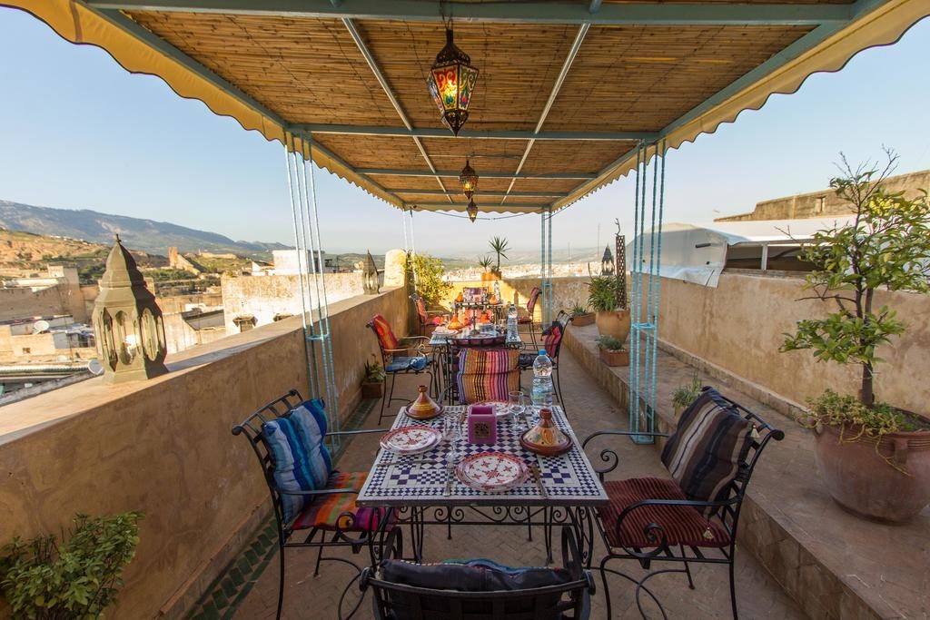 Terrasse du Riad Noujoum Medina, un hôtel pas cher à Fes.