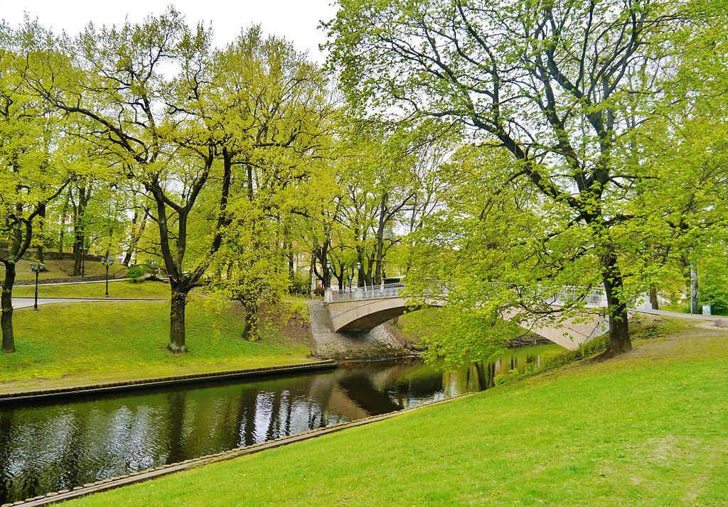 Jardin Bastejkalns entre le Vieux Riga (Vecriga) et le quartier de Centrs. Photo de Zairon