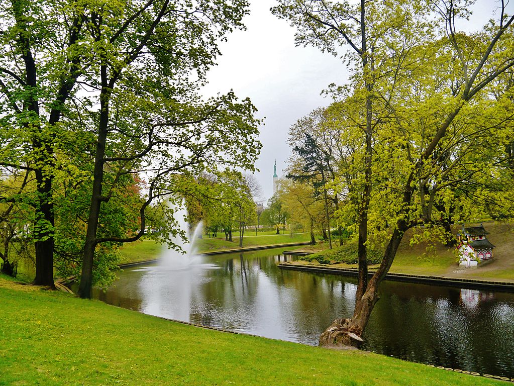 Jardin Bastejkalns entre le Vieux Riga (Vecriga) et le quartier de Centrs. Photo de Zairon