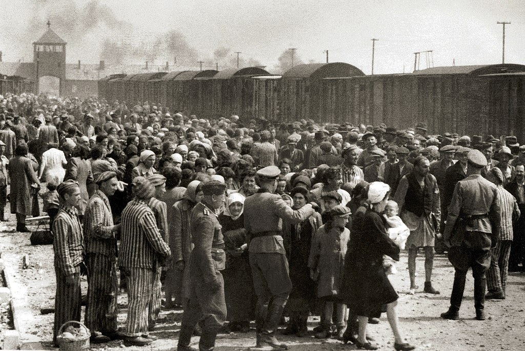 Sélection sur la rampe d'Auschwitz Birkenau avec les deux colonnes d'hommes et de femmes et enfants.