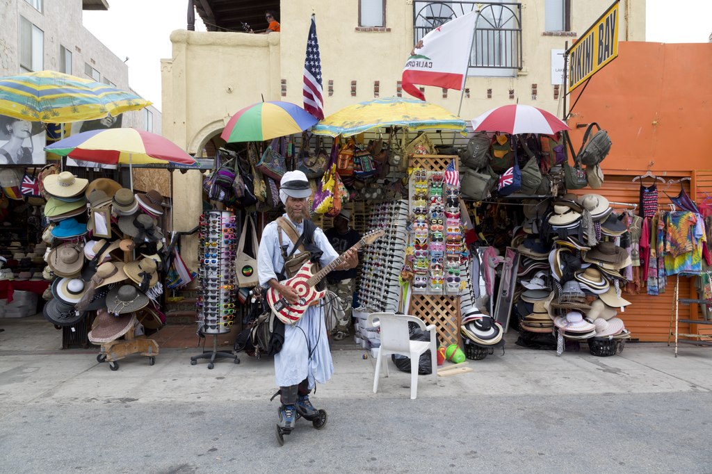 Artiste de rue, guitariste-surfeur à Venice Beach, Los Angeles - Photo de Carol M. Highsmith