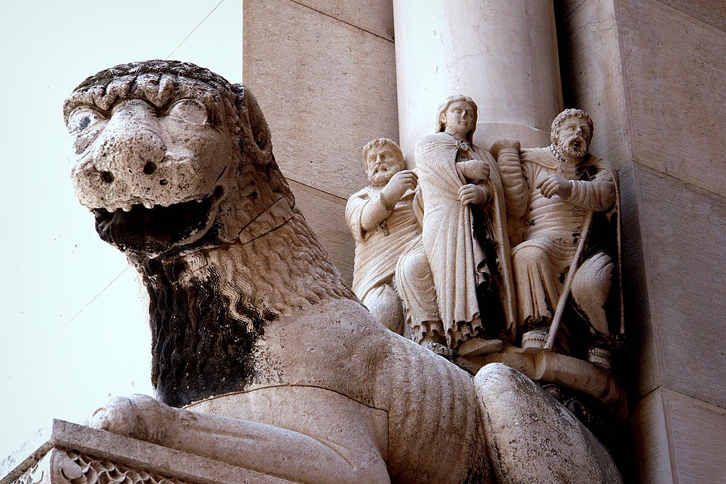Lion devant des apotres ou martyrs de la cathédrale - Photo de Thaler Tamas - Licence ccbysa 4.0