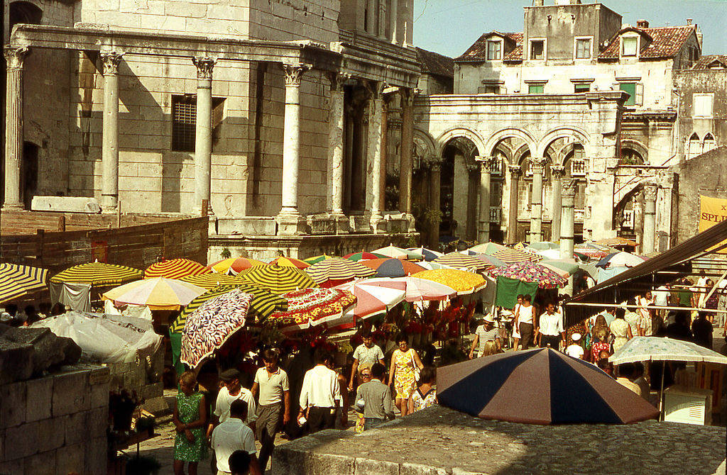 Peristyle de cathedrale en 1970 - Photo de Jacquesverlaeken - Licence ccbysa 4.0