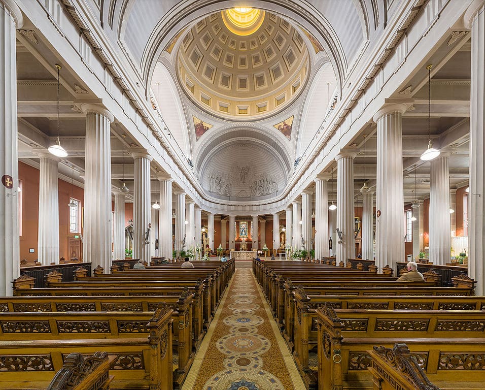 Nave de l’église St Mary’s Pro Cathedral à Dublin – Photo by DAVID ILIFF License- CC BY-SA 30