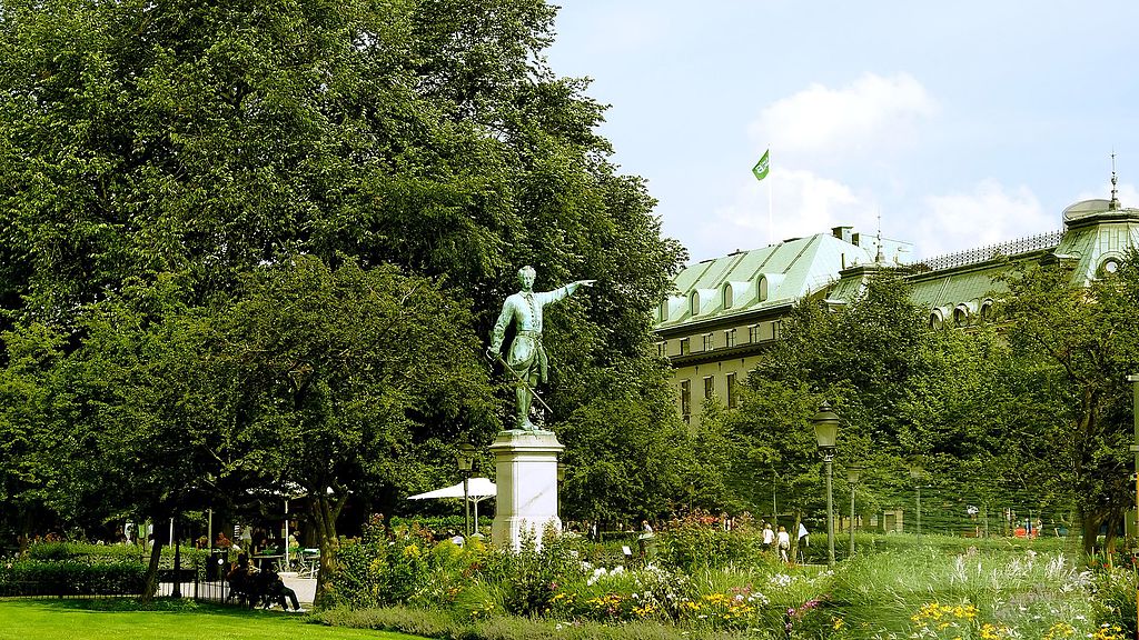 Statue du Roi Karl XII indiquant une direction dans le Kungstradgarden - Photo de Randreu - Licence CCBYSA 3.0