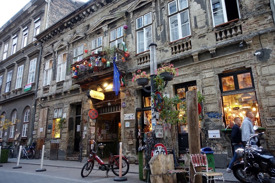 Façade de la Szimpla Kert à Budapest - Photo de Thaler Tamas