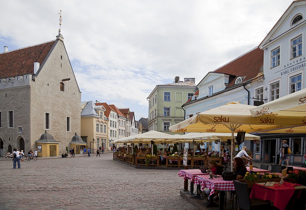 Place de l’Hotel de Ville de Tallin – Photo de Diego Delso, delso.photo, License CC-BY-SA