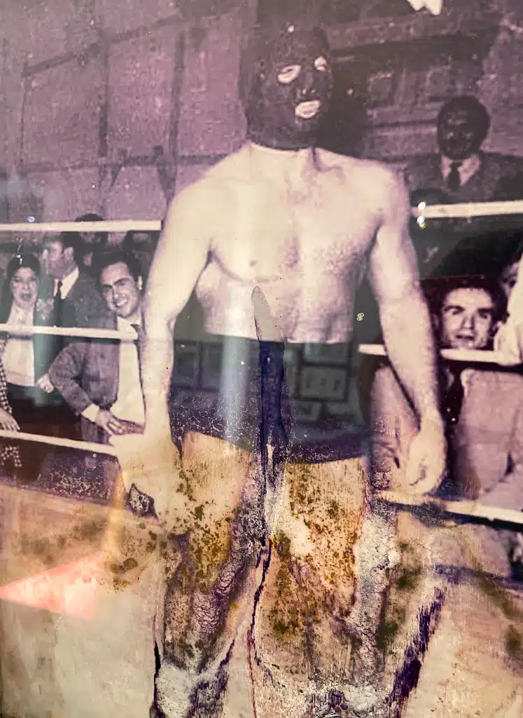 Catcheur lors d'un match à Tanger - Photo de la Fondation Lorin