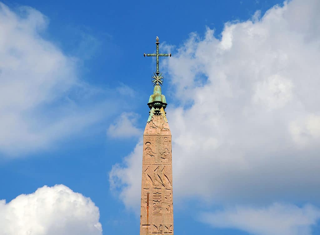 Sommet de l'obélisque de la piazza del popolo à Rome - Photo de  Livioandronico2013