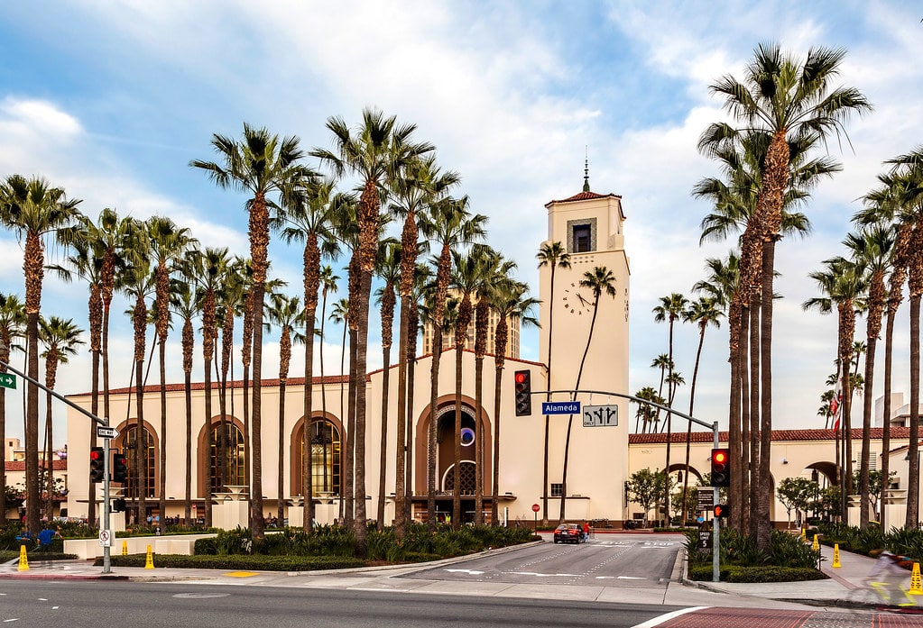 Extérieur de la gare ferroviaire de Los Angeles : La superbe Union station.