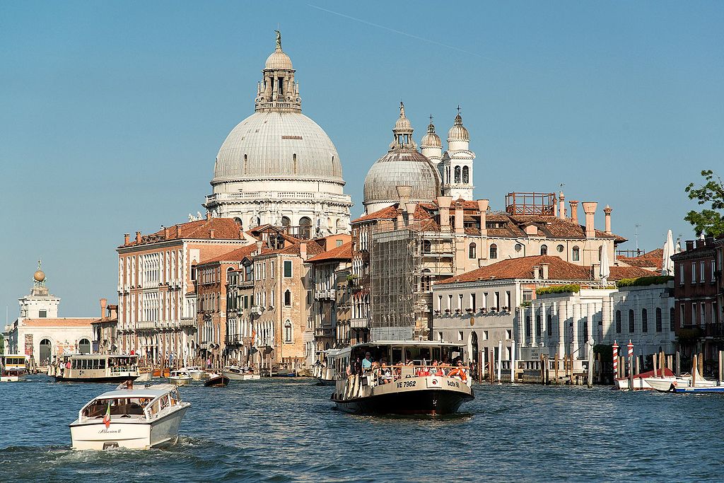 Vaporetto dans le Grand Canal de Venise - Photo de Peter K Burian