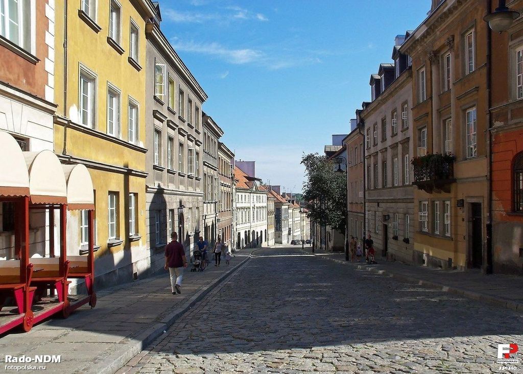 Une des rues de la Nouvelle Ville de Varsovie descendant à la rive de la Vistule. Photo fotopolska.eu / Rado NDM