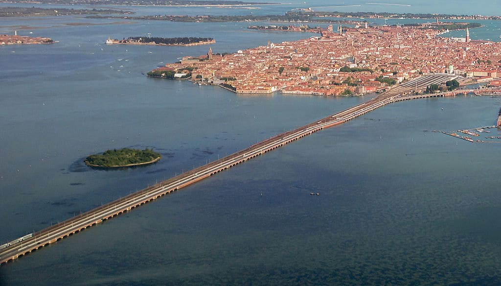 Pont de la Liberté reliant Venise à la terre - Photo de Didier Descouens