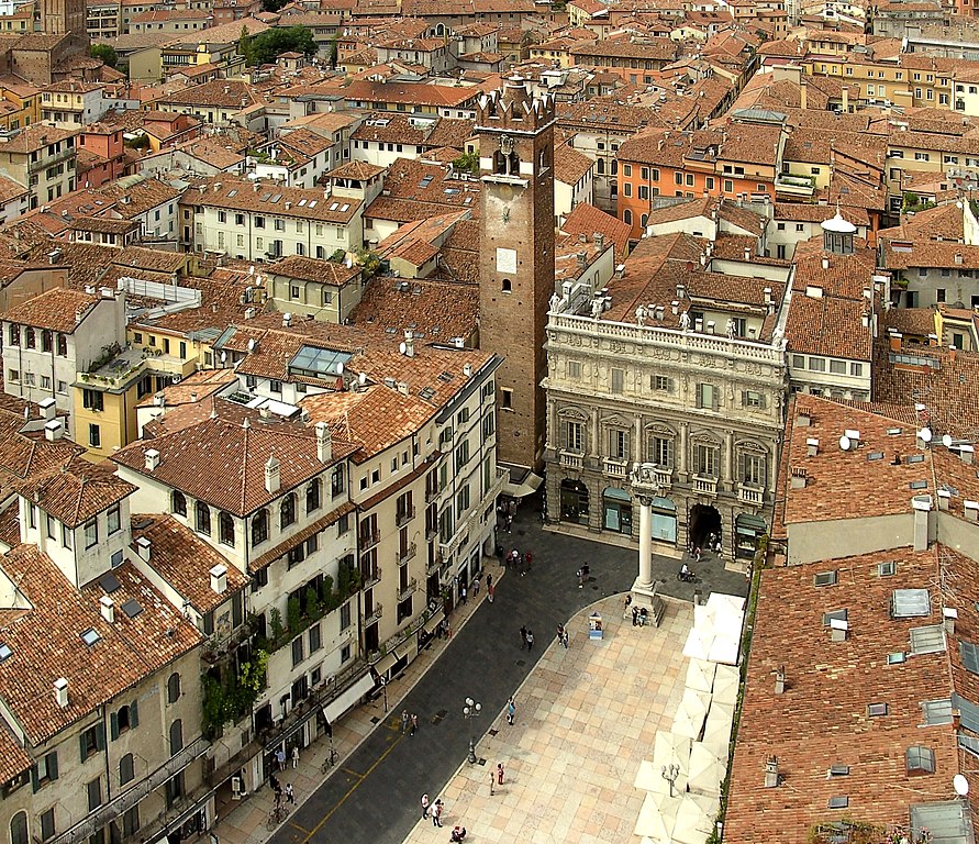Piazza Erbe vue depuis la Tour Lamberti - Photo de High Contrast - Licence CC-BY-3.0-DE