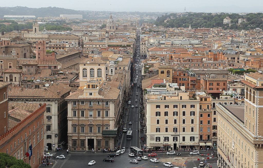 Via del Corso transperce le coeur historique de Rome - Photo d'Estormiz