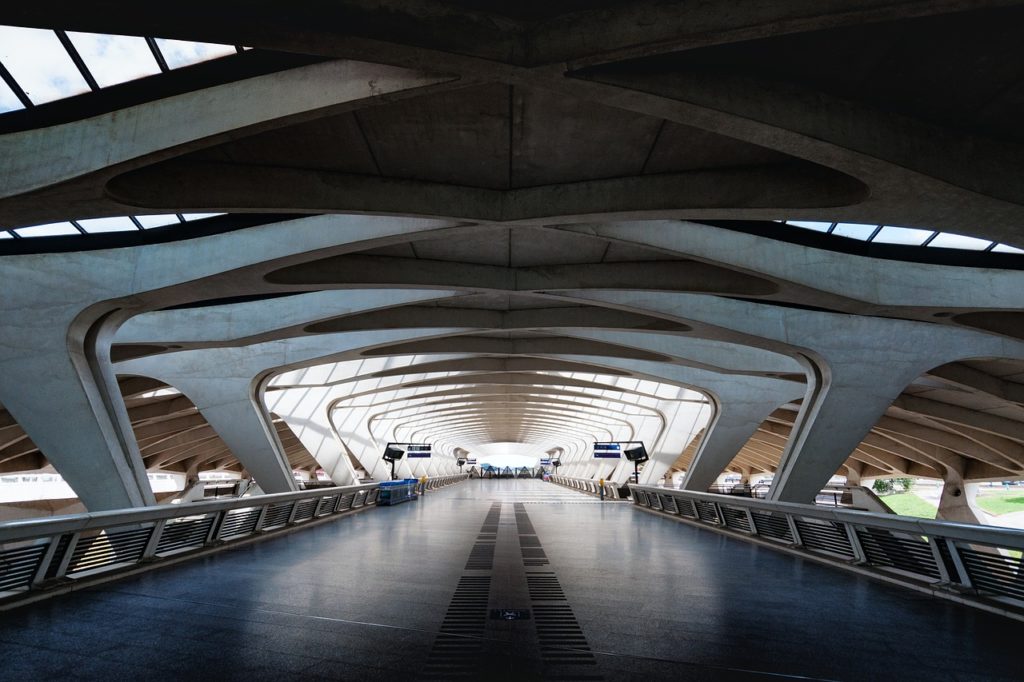 Gare TGV de l'aéroport de Lyon Saint Exupéry et son ambiance futuriste.