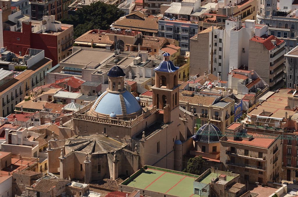 Vue sur la Cathédrale d'Alicante depuis le Chateau Sainte Barbara - Photo de PatriPA - Licence ccbysa 3.0 ES