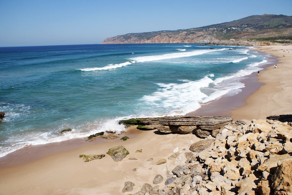 Plages de Cresmina et Guincho près de Sintra avec le sanctuaire en haut de la colline dans le fond à droite.