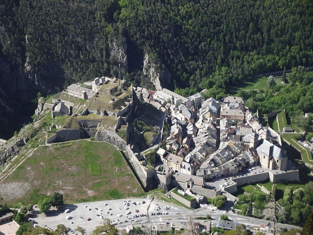 Vue de l'enceinte de Briançon depuis la Croix de Toulouse - Photo d’Etienne Baudon