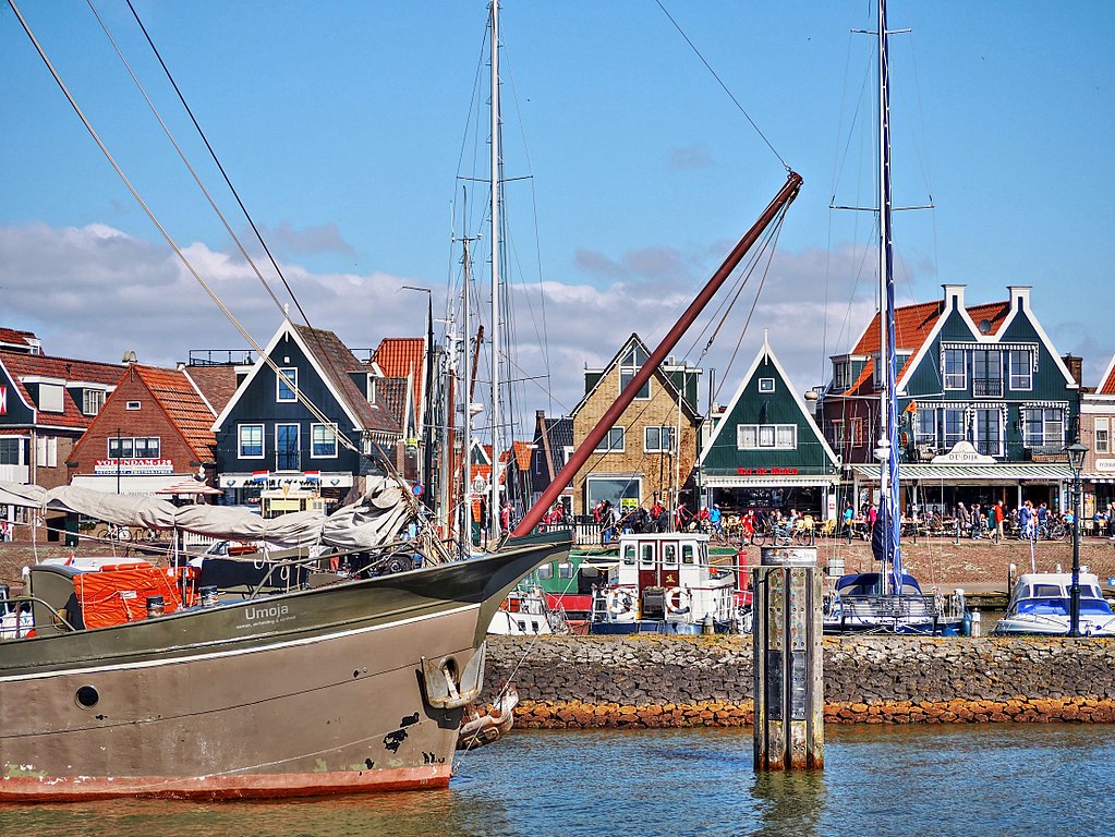 Vue sur le port de Volendam près d'Amsterdam au Pays-Bas - Photo de Joiseyshowaa