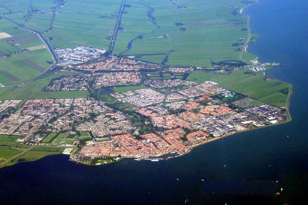 Vue aérienne sur le port de Volendam près d'Amsterdam au Pays-Bas - Photo de Debot