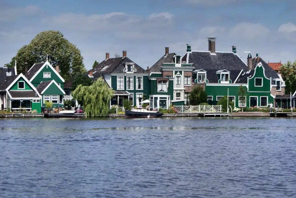 La peinture verte étaient la moins chère à produire au 17e (?), aussi les maisons sont vertes.