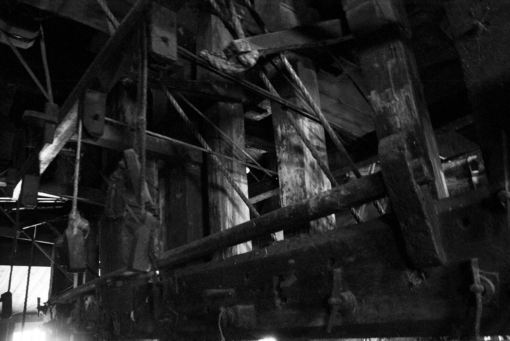 Les moulins sont des usines bruyantes et sombres où les ouvriers menaient une vie dure et monotone.