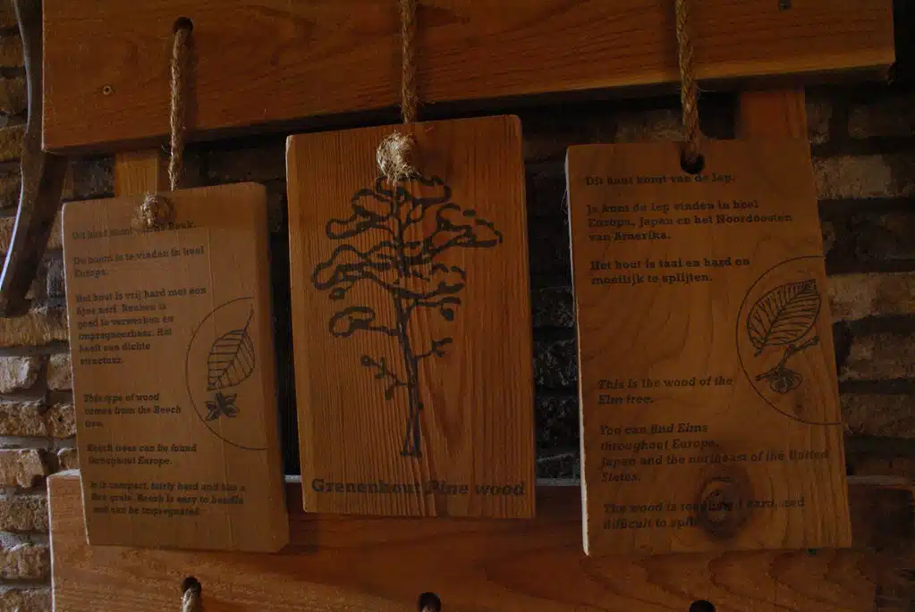 Présentation, description et exemple d’utilisation des bois au musée du moulin-scierie à Zaanse Schans.