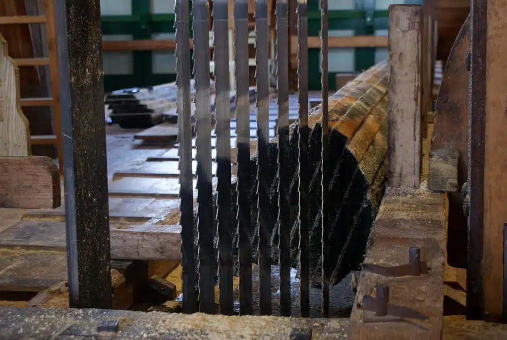 Tronc transformé en planche grâce à l’énergie éolienne.