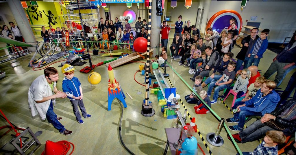 Activités à faire avec les enfants à Amsterdam : Expérience scientifique au Musée des sciences Nemo à Amsterdam.