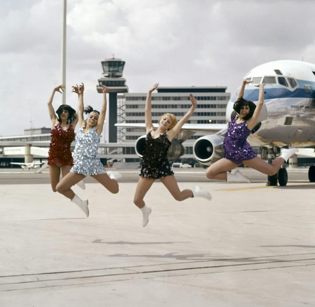 Petite danse sur la tarmac de l'Aéroport d'Amsterdam Schipol dans les années 1980. Photo de Amsterdam City Archives.