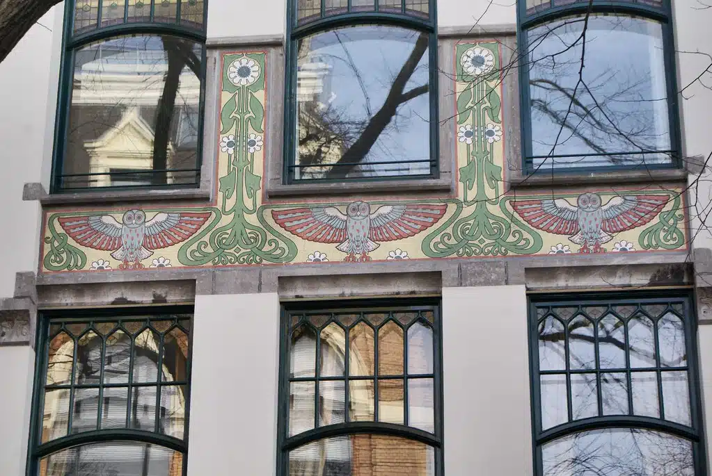 > En sortant du Béguinage côté Spui, vous trouverez une superbe construction art nouveau avec de très jolies chouettes.