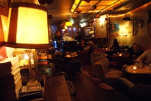 5 Cafés insolites à Amsterdam : Arty, bric à brac, kitsch tropical