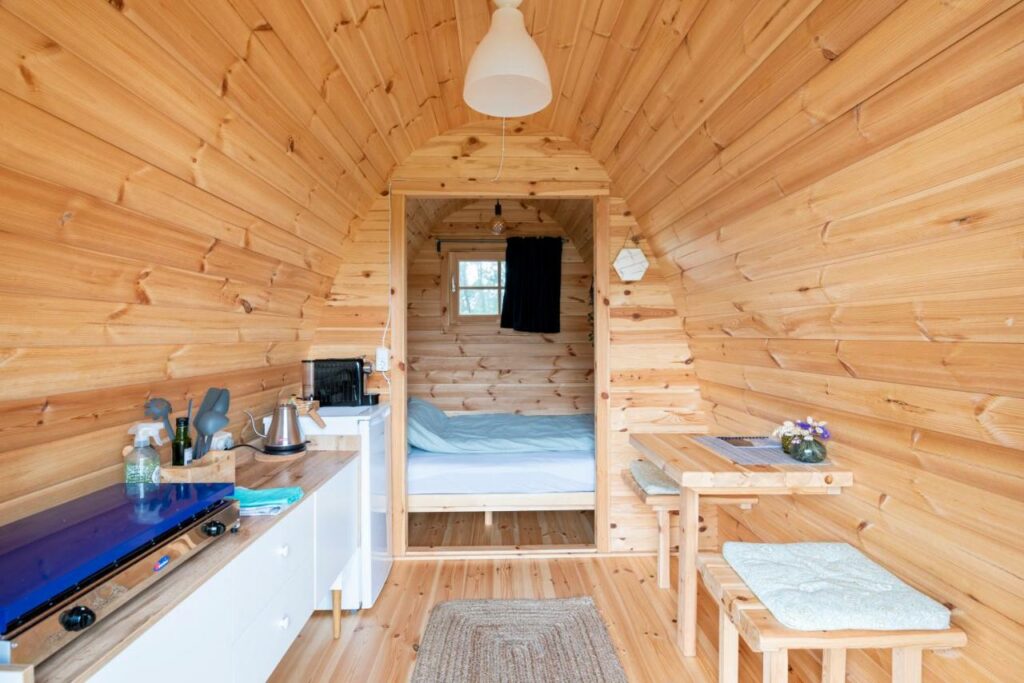 A l'intérieur du bungalow/cabane en bois au Tiny Camping Pod à côté d'Amsterdam.