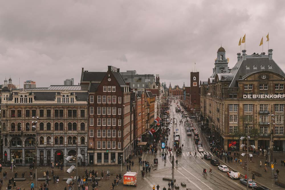 Place de Dam dans le centre d'Amsterdam un jour pluvieux. Photo de Krisztian Tabori.