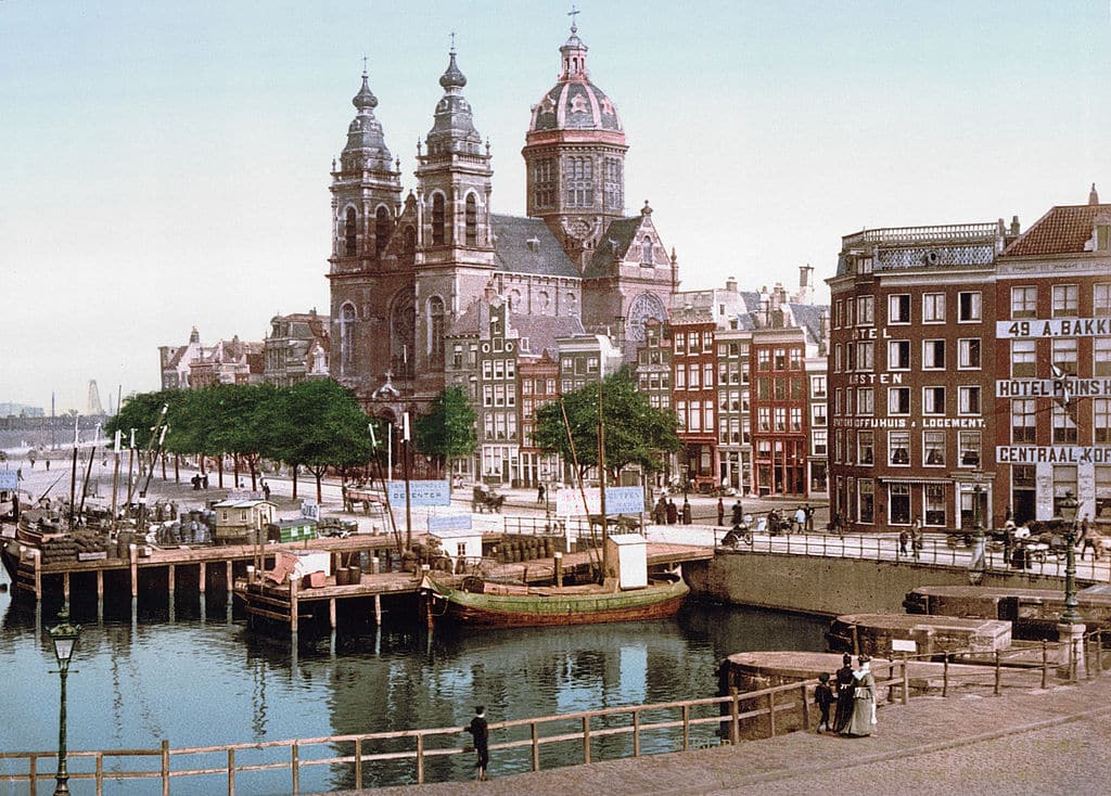 Eglise St Nicolaaskerk à Amsterdam en 1900.
