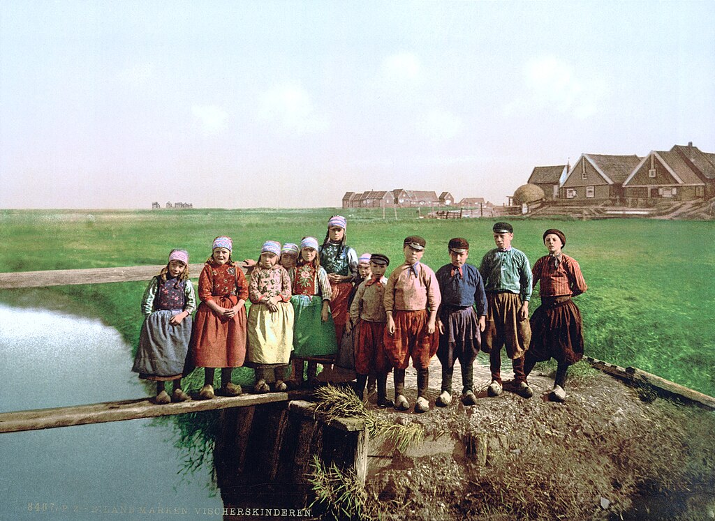 Enfants de Marken près d’Amsterdam en 1900.