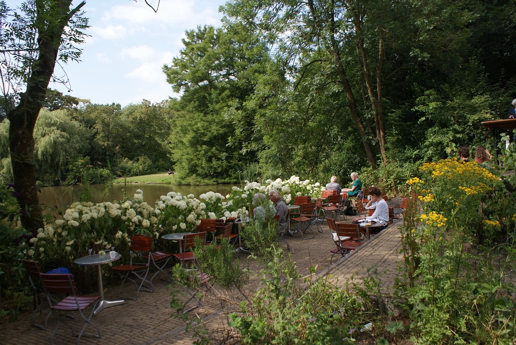 En terrasse et en face de l'étang dans la distillerie du Flevopark dans Amsterdam - Est.