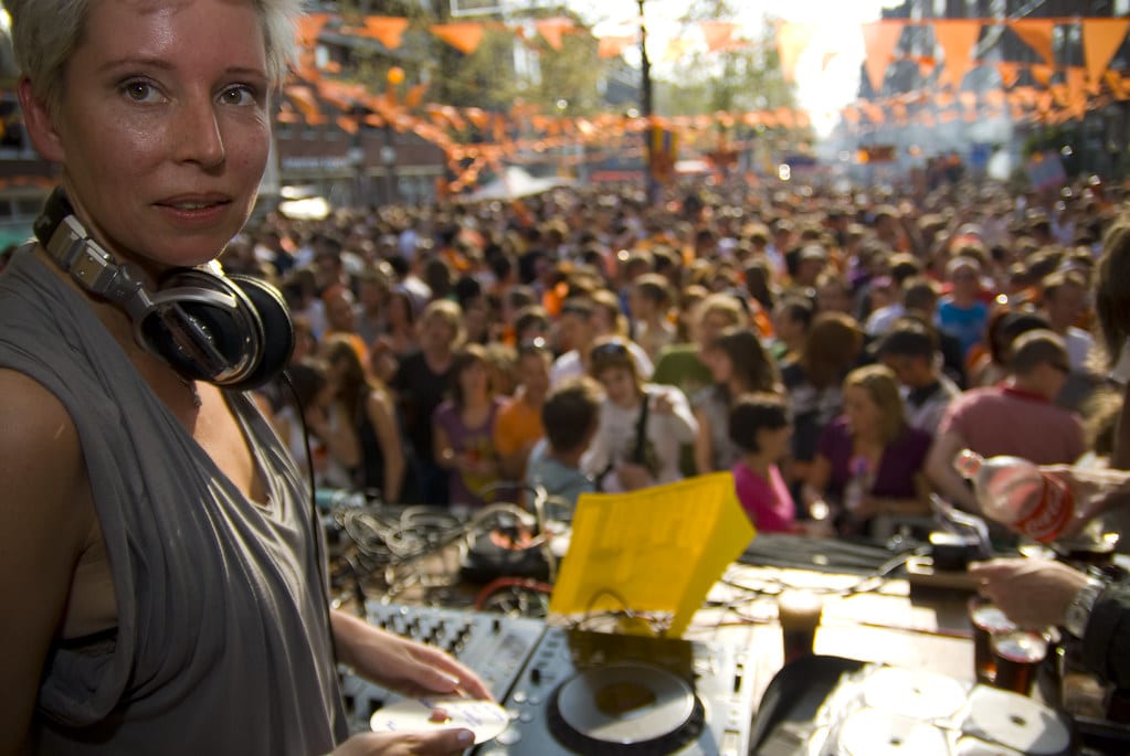 Concert et DJ à la la fête du roi à Amsterdam -Photo de Merlinjn Hoek - Licence CC BY-NC-ND-2.0