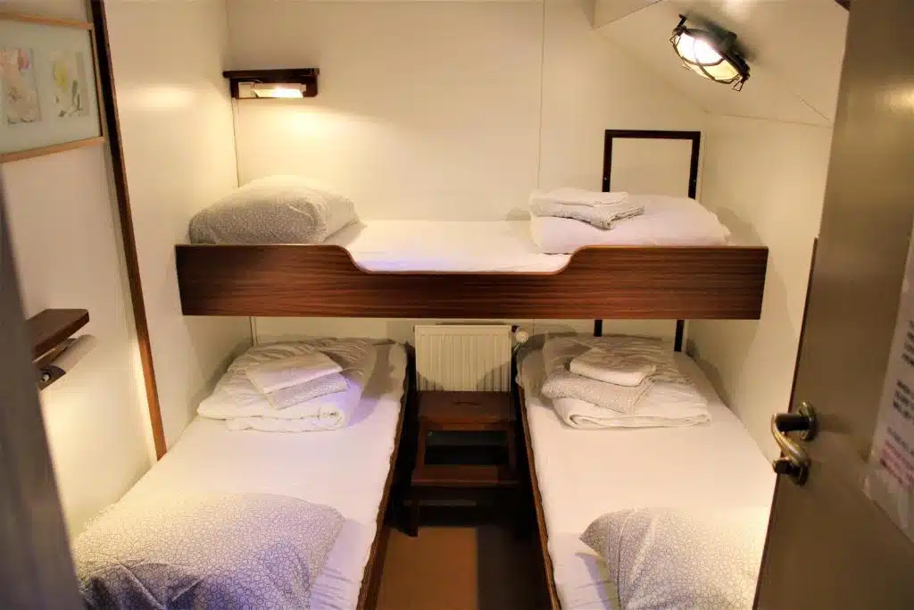 Chambre de la péniche Felicitas à Amsterdam.